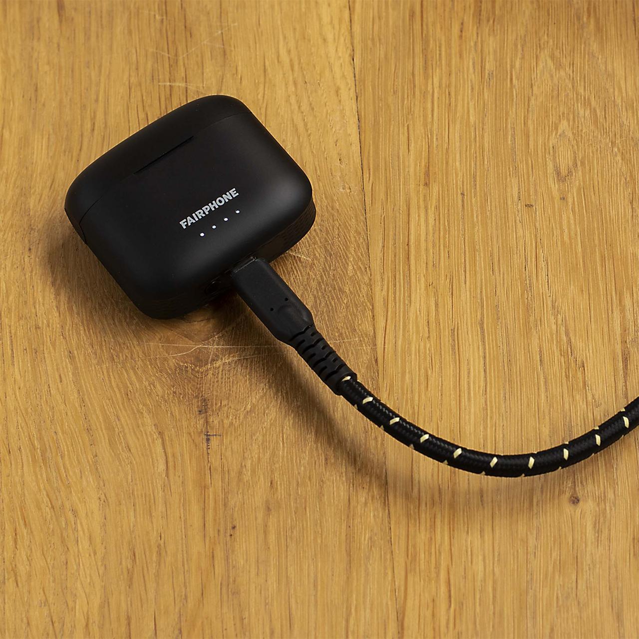 schnelles Laden garantiert - gegen eine geringe Akkulaufzeit von BT-Kopfhörern, Ladebox lädt an Kabel