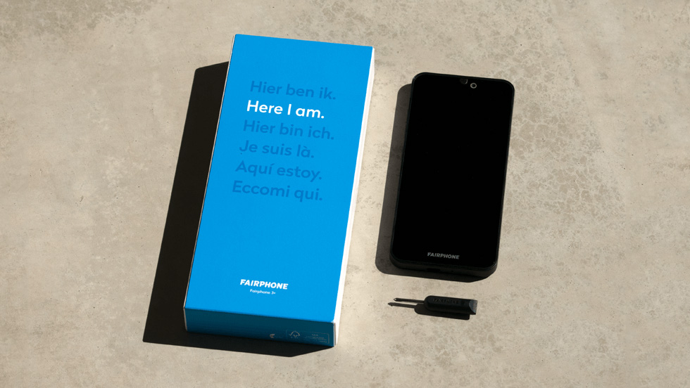Lieferumfang des Fairphone 3+ bestehend aus nachhaltigem Fairphone, Schraubenzieher und Pappkarton