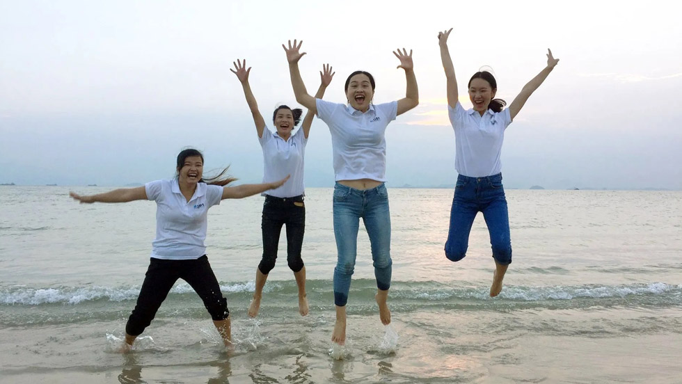 4 Frauen springen gut gelaunt im Meer